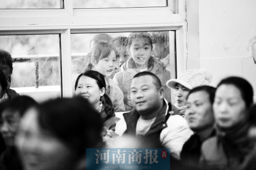 家長課堂上，孩子們趴在窗戶上圍觀