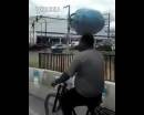 開掛民族騎車頭頂煤氣罐，原地?？?腳不離車 飄逸