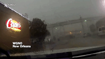 好可怕！大風(fēng)把火車從橋上吹了下來