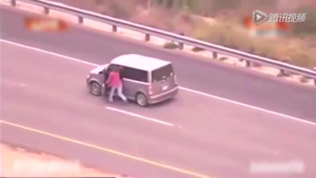 美國(guó)大媽與7輛警車(chē)飚車(chē) 360度掉頭挑釁警察