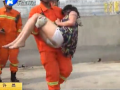 女子要跳樓 究竟為哪般？