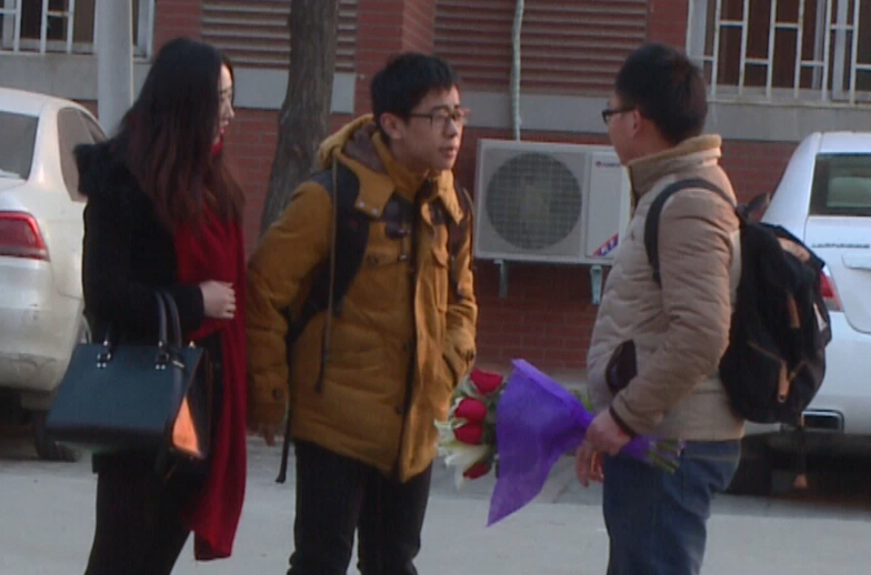 美女請(qǐng)你假裝其男友拒絕追求者，你會(huì)怎么辦？