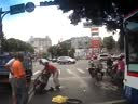 好恐怖的車(chē)禍！騎車(chē)先到人才到