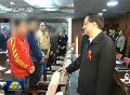 李克強(qiáng)與艾滋病人握手 鼓勵(lì)他們樂觀向上
