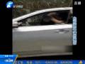 懸！山路上情侶邊開車邊親熱