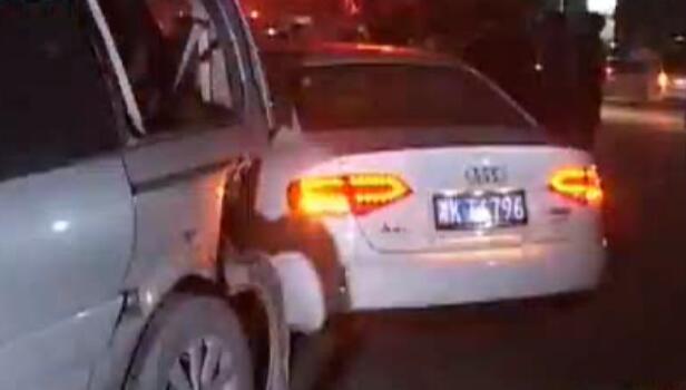 12車停路邊瞬間全報(bào)廢 咋回事？