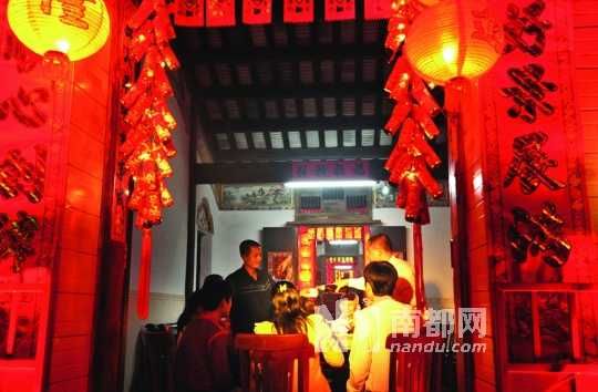 　　?？谌税殉Φ哪暌癸埛Q為“吃圍爐”。