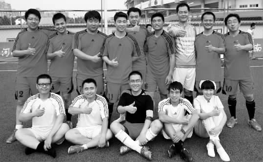 在首場(chǎng)比賽失利的情況下，“天使”們后來(lái)居上，昂首晉級(jí)