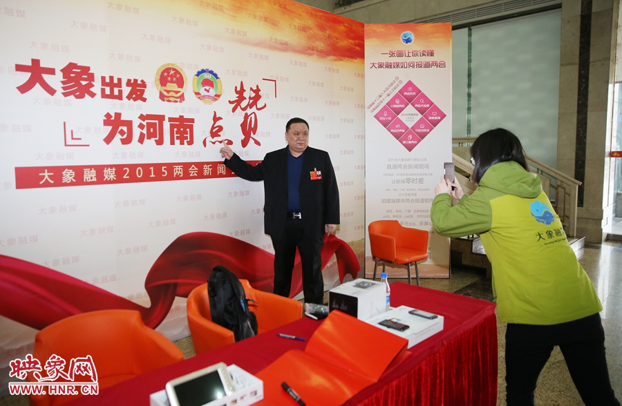 幫代表在大象融媒新聞會客廳留影拍照。