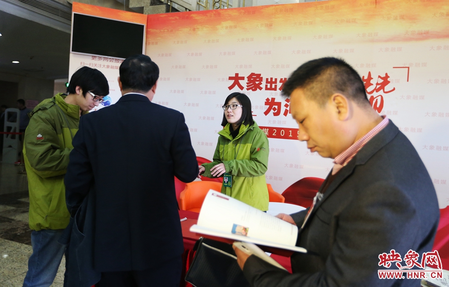 向代表、委員講解大象融媒旗下出品的新聞產(chǎn)品。