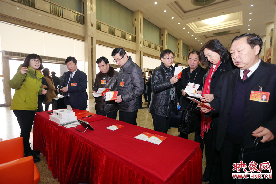 向代表、委員講解大象融媒旗下出品的新聞產(chǎn)品。