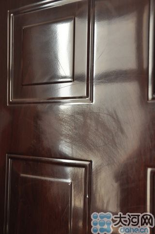 　雖然王先生用砂紙打磨過，但是“奠字”仍依稀可見
