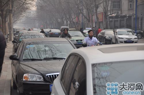 　業(yè)主將車停到經(jīng)一路上，給路人造成很大的不便