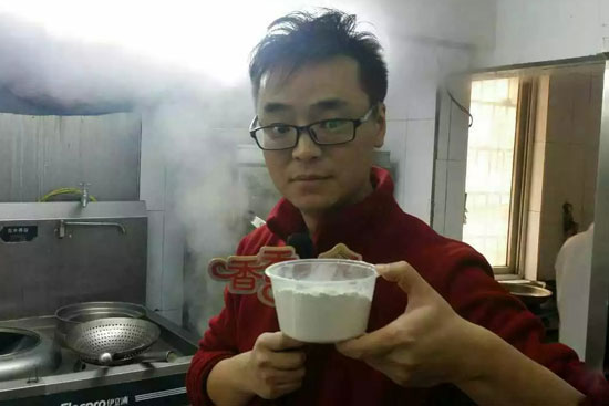 小飛手里端的是什么材料？