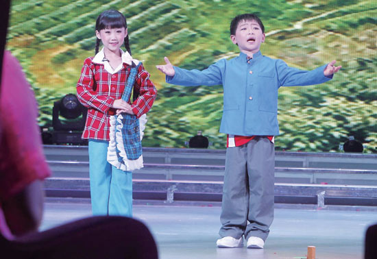 孩子們的表演有模有樣，讓人忍俊不禁