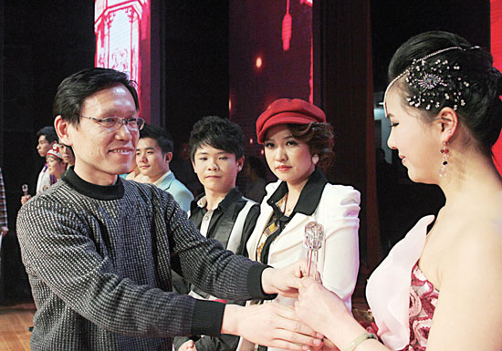 2013年2月1日，《對9當(dāng)歌》總決賽在鄭州開唱。圖為東方今報(bào)副社長胡楊為選手頒獎
