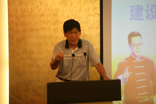 原河南省農(nóng)業(yè)廳副廳長、現(xiàn)任河南省土壤肥料協(xié)會秘書長肖興貴發(fā)表講話