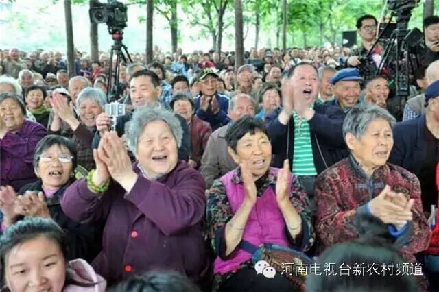藝術(shù)家賣力演出，觀眾高聲叫好