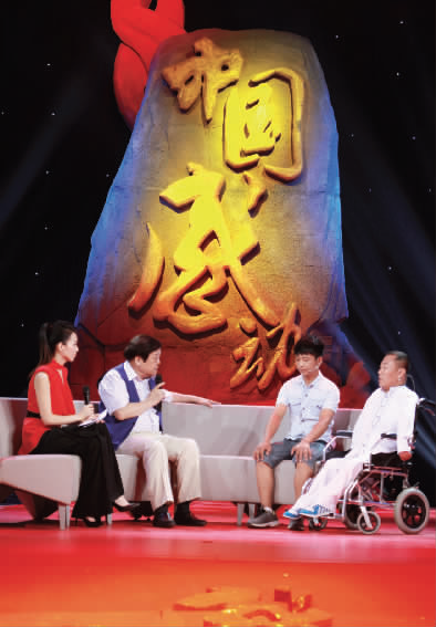 肇恒君（右一）天生殘疾，但是他自兒時起就有著一個音樂夢