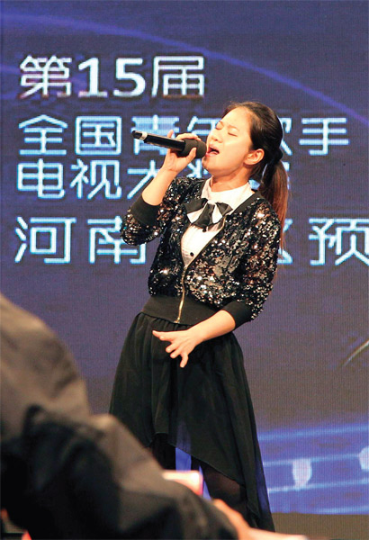 選手們演唱很賣力，要把最好的一面展現(xiàn)給評(píng)委