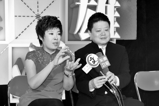 《漢字英雄》主持人馬東（右）、嘉賓于丹在向媒體推介節(jié)目