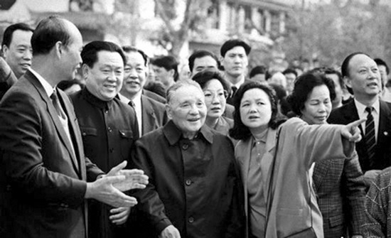 1992年，鄧小平南巡 圖片來(lái)自中國(guó)共產(chǎn)黨新聞網(wǎng)