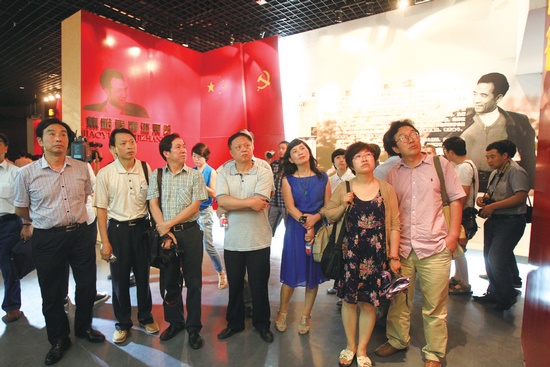 河南電視臺、河南人民廣播電臺、河南省詩歌學(xué)會的專家、詩人、記者等數(shù)十人赴蘭考焦裕祿紀念園采風學(xué)習(xí)