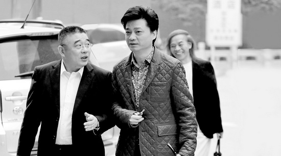 錢文忠（左）、小崔、蔡志忠（后）三位大咖步入錄制現(xiàn)場