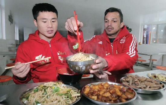 　約瑟夫一再表示食堂大師傅飯菜做得很好，他的筷子已經(jīng)用得很熟練了