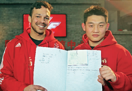 　　約瑟夫手繪了每個選手的肖像，認(rèn)認(rèn)真真地用字母拼寫出選手的中文名字附注?！翱矗@個是鄭召玉喲”