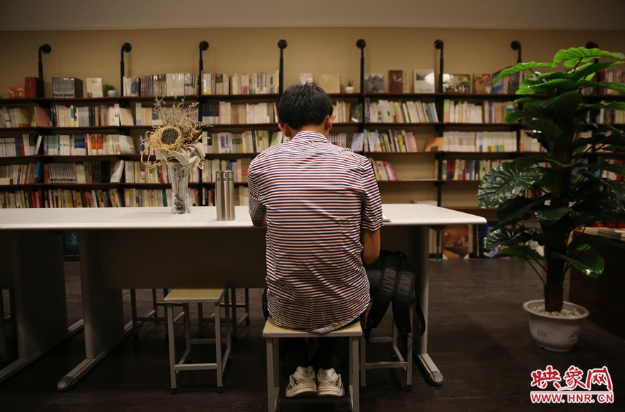 5月23日晚，鄭州一家24小時（周五、周六）書店營業(yè)。慕名而來的客人在看書。