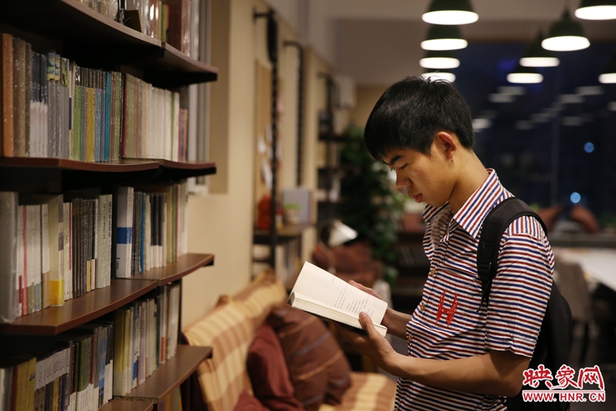 袁丙鵬，22歲，某大學(xué)大三學(xué)生：在適合的環(huán)境里看書，才能看出境界。