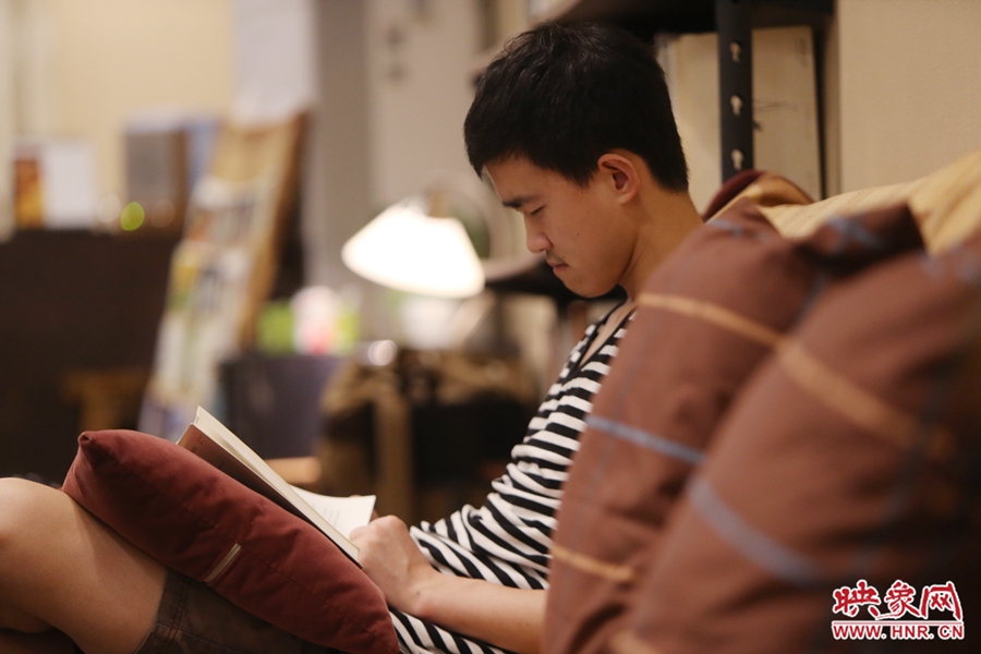 徐浩然，24歲，圖書編輯：在書店看紙質(zhì)書，意境會更深一些。