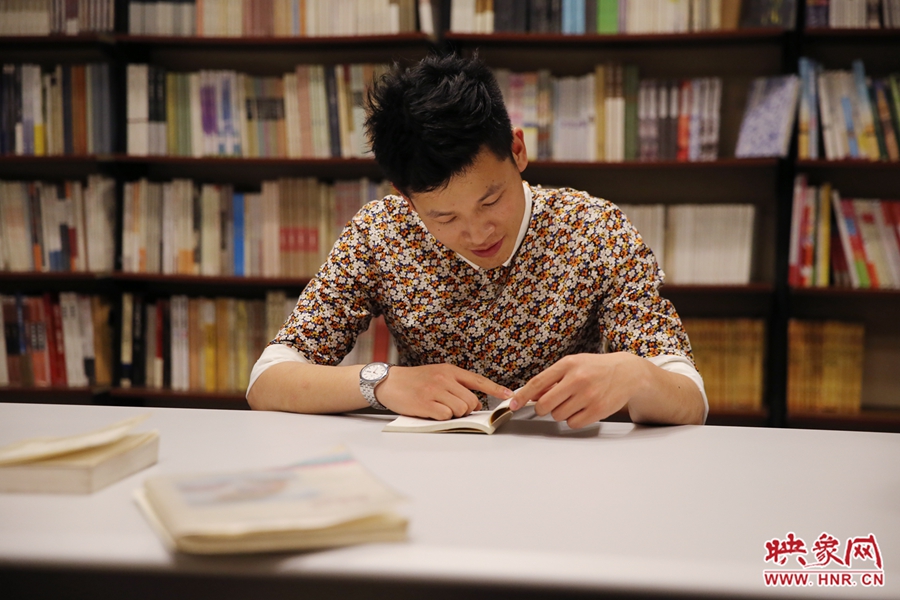 李恒，26歲，私營業(yè)主：喜歡撫摸紙質(zhì)書的感覺。