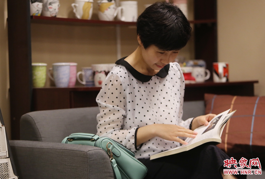 毛韶華，年齡保密，文字工作者：紙質(zhì)書是營養(yǎng)餐，電子書是快餐。