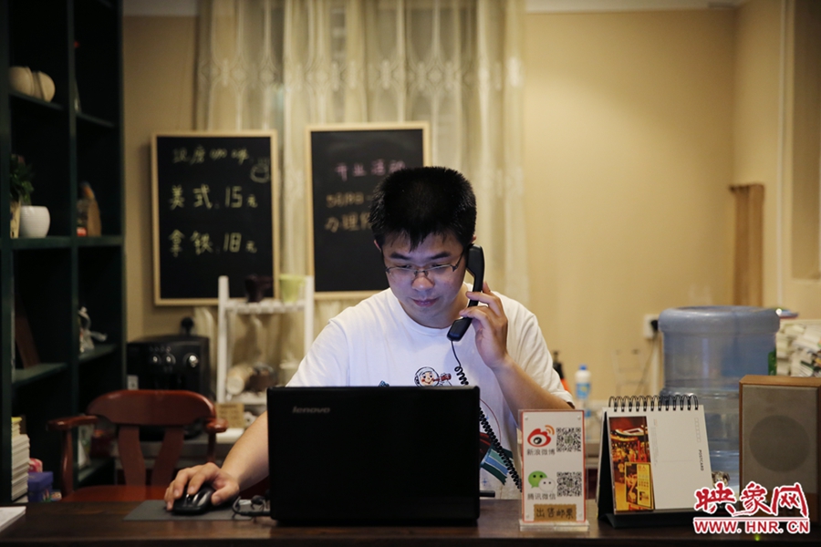 店長小博，由于書店搬遷至此，經(jīng)常接詢問地址的電話。