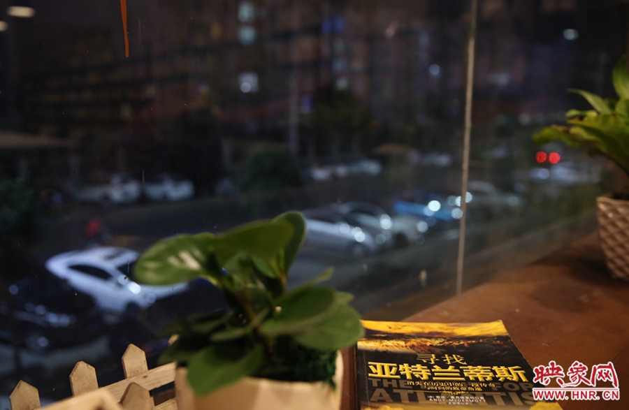 一扇窗，將喧鬧與寧靜分割。
