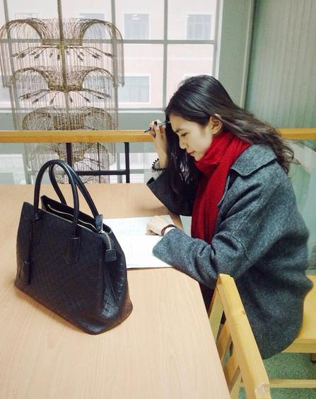 國(guó)戲?；ú排畬W(xué)霸 街拍秀修長(zhǎng)美腿