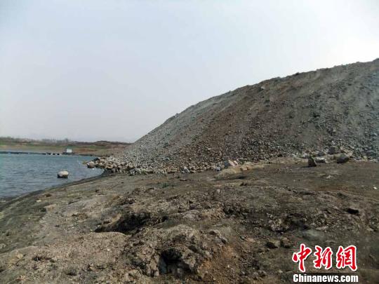 填湖造地，在鴨河水庫非法建設(shè)有越演越烈之勢。吳揚(yáng)　攝
