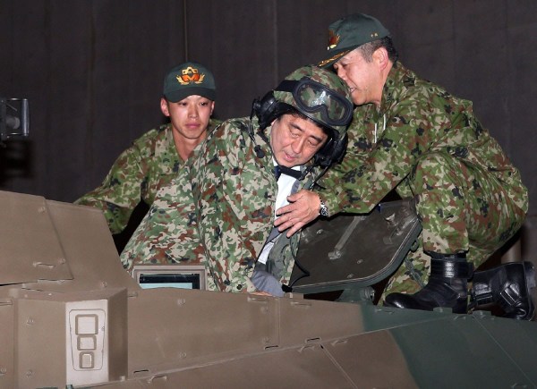 當(dāng)?shù)貢r(shí)間4月27日，日本千葉市，日本首相安倍晉三他身穿迷彩服頭戴鋼盔的登上展出中的日本陸上自衛(wèi)隊(duì)最新