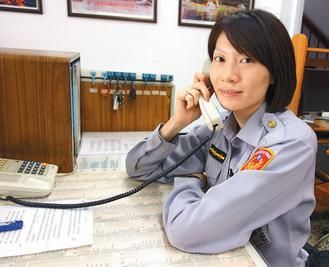 　　27歲的臺灣高雄市鹽埕區(qū)女警王文君，留一頭俏麗短發(fā)，身高175公分?！堵?lián)合報》圖