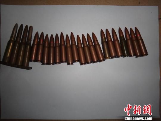 覃某主動(dòng)上交的23發(fā)子彈?！＄娦馈z