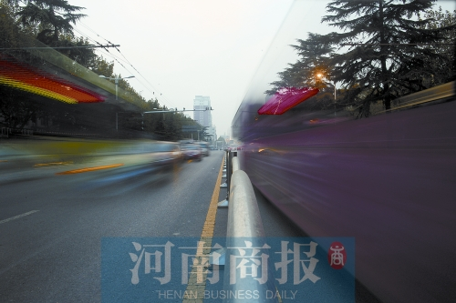 如今的建設(shè)路拓寬了不少，各種車輛川流不息（照片為多次曝光合成）
