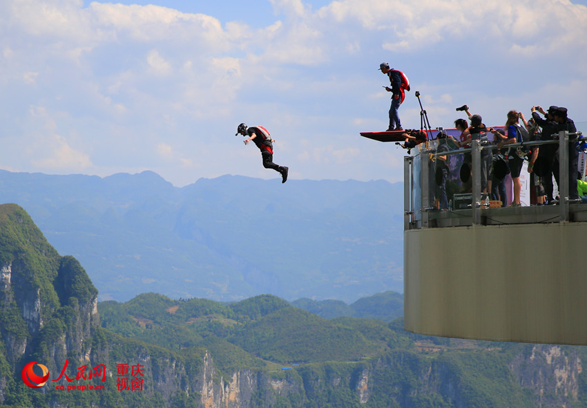 28日，2016世界低空跳傘大賽在重慶云陽龍缸景區(qū)正式開賽。圖為選手角逐中。劉政寧 攝