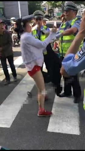 女子不愿交20元罰款 當(dāng)街上演“脫衣秀”阻攔執(zhí)法