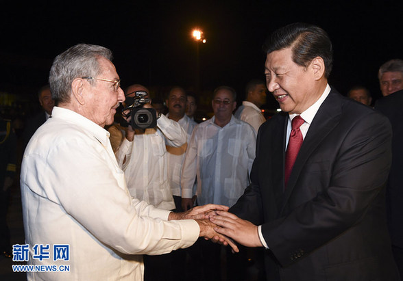 這是古巴國(guó)務(wù)委員會(huì)主席兼部長(zhǎng)會(huì)議主席勞爾·卡斯特羅到機(jī)場(chǎng)為習(xí)近平送行。