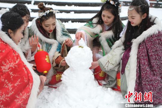 古裝美女雪中斗艷穿越古今玩“打雪仗、堆雪人”